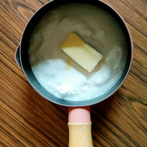 棉花糖和黄油放入锅内