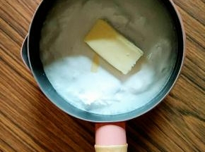 棉花糖和黄油放入锅内