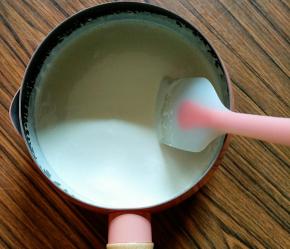 小火加热融化即可。