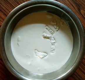 倒入称好的低粉。