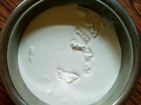 倒入称好的低粉。
