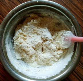 用硅胶刀翻拌即可。