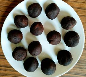 提前一晚炒好豆沙馅，每个豆沙馅70克。