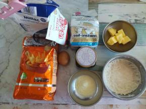 准备好所有原料。 波兰种需要提前准备，我一般头一天晚上做，做法：（50面粉+50水+1酵母混合匀盖上保鲜膜室温发酵，或者冷藏发酵）发酵好后的波兰种剥开后有蜂窝状。波兰种的发酵看状态，不看时间。如果夏天或者南方温度高，大概3个小时室温就可以，温度低的话发酵一夜基本可以了。