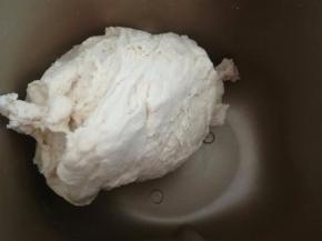 把除黄油以外的材料放入面包机中，启动和面程序，大概20分钟左右。
