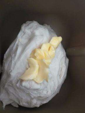 接着加入软化好的黄油。再启动一个和面程序。