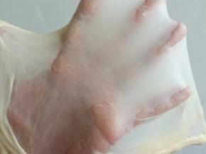 拉出薄而坚实的手膜，和面结束。全程面包机操作和面大概33分钟左右