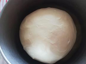 把面团拿出来放在一个大点的容器中。