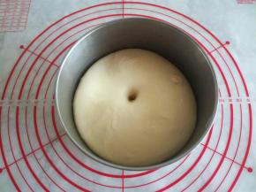 30分钟以后，面团明显变大，用手指蘸面粉搓一个洞，不回缩，醒发结束。