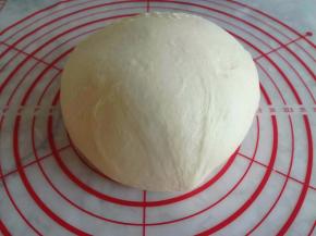 把面团从发酵盆中拿出来。