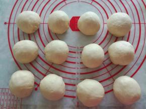 将面团分割成12等份，适当的滚远。