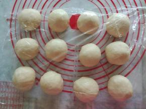 分好的面团盖上保鲜膜继续醒发20分钟左右。