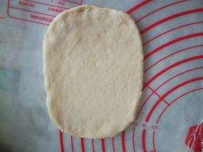 把醒发好的面团擀成椭圆形状。