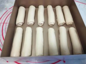 把卷完的面团码在烤盘里面。