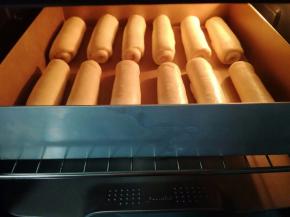 送入烤箱进行二次发酵，为了保持烤箱内的水份，烤箱里面放一碗温水。我的温度是38度发酵45分钟。