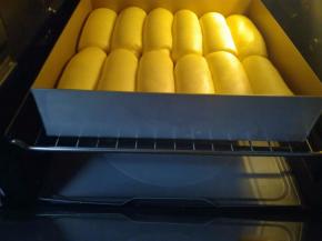 预热好后，送入烤箱，180度中下层烤28分钟左右。