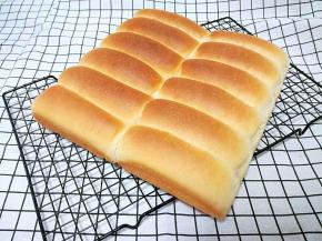 时间到，出炉震一下。然后脱模。晚上的光线比较暗。