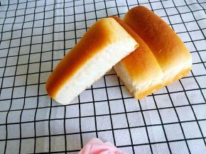 放在晾网上面晾凉，带有余温的时候装入保鲜袋里面保存。