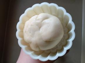 适当搓圆放入月饼模具中。