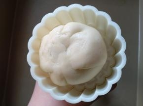 适当搓圆放入月饼模具中。