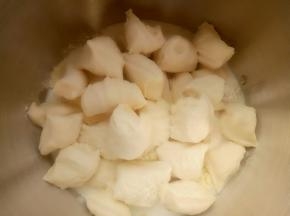 把主面团除黄油和盐以外的其它材料和发好的中种面团切成小块一起放入厨师机里揉。 