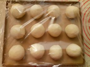 把面团平均分成12份，分好后盖保鲜膜松弛20分钟。 