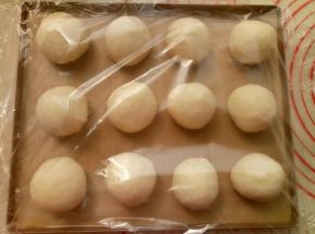 把面团平均分成12份，分好后盖保鲜膜松弛20分钟。 