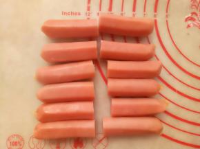 烤肠从中间切开