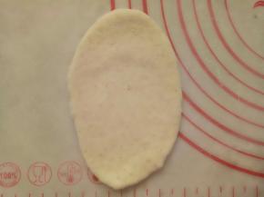 取一份面团擀成牛舌形