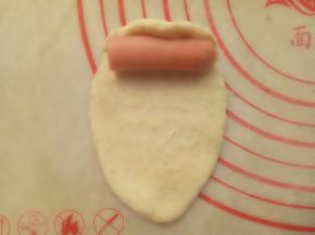 放入半根烤肠，卷起来。