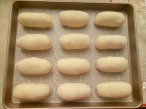 都卷好之后放入阳晨12寸浅烤盘里，盖保鲜膜进行二发，二发温度不要超过38度。
