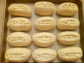 用刀片在上面划一个口，挤上沙拉酱。
