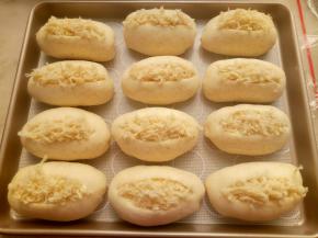 撒上肉松。放入预热好的烤箱里180度中层烤20分钟。