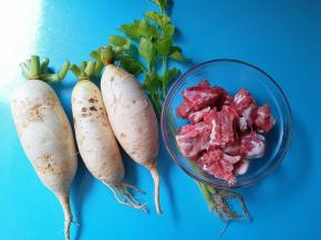 白萝卜650克、猪排骨250克、芹菜末2根