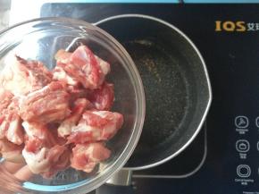 排骨冷水入锅焯去血水