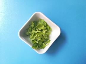芹菜洗净切末
