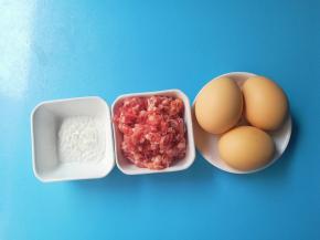 鸡蛋3枚、蒜蓉拌肉末75克、玉米淀粉3克