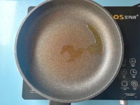 起锅倒入黑芝麻牛油果油