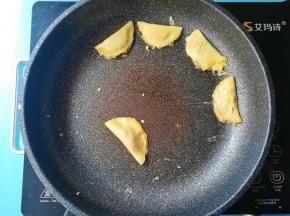 未凝固是对折压紧，其余做好的蛋饺放在锅边缘直至肉末熟透即可出锅