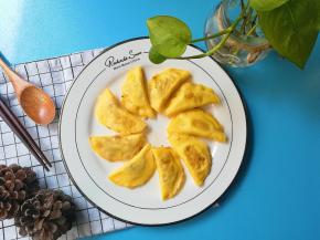 蛋饺出锅，其实3枚鸡蛋可以做20枚蛋饺，可是两个女儿边做边吃，最后就剩下这9枚喽。哈哈