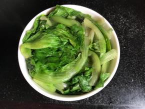 装入饭碗内，压实