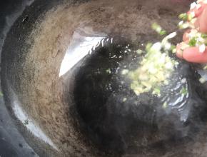 锅烧热油，放入葱白和蒜末爆香