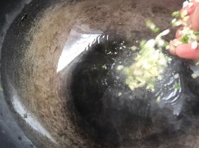 锅烧热油，放入葱白和蒜末爆香