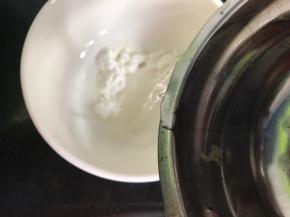 淀粉加水拌匀，备用