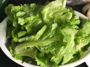 生菜摘洗干净，沥水