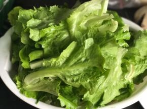 生菜摘洗干净，沥水