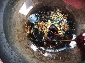 加水蚝油，拌匀