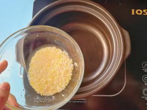 浸泡好的双米倒入砂锅