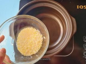 浸泡好的双米倒入砂锅