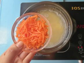 加入胡萝卜丝，加入两滴黑芝麻牛油果油熬煮至粘稠关火出锅